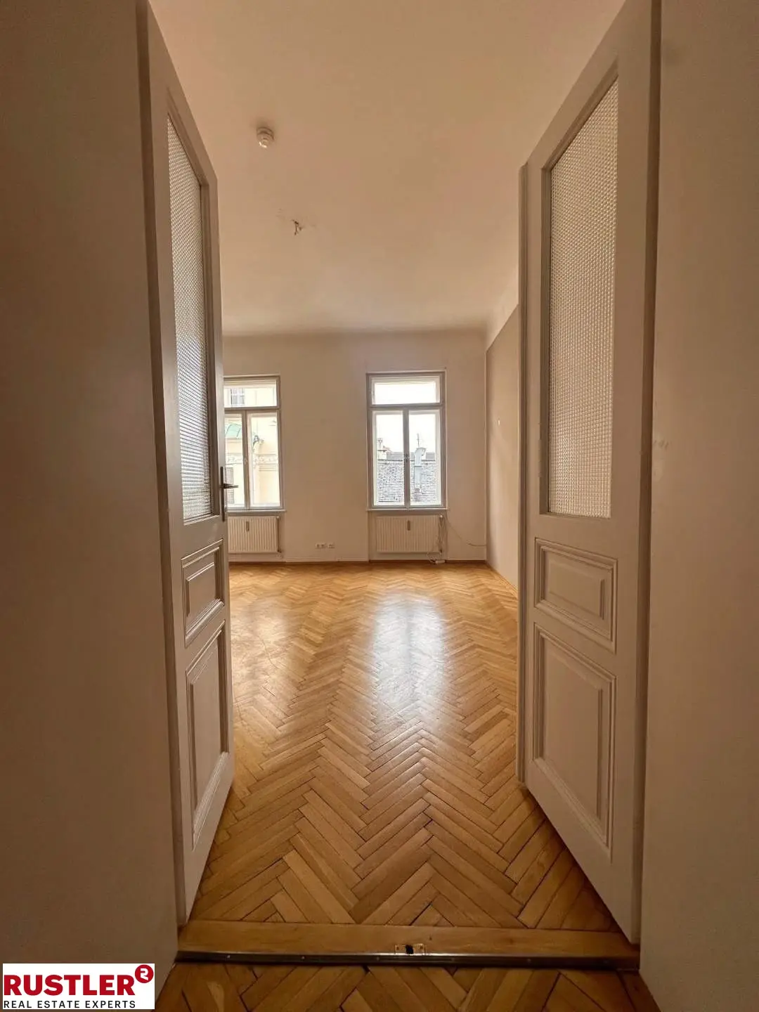 Repräsentative Altbauwohnung im Zentrum mit Balkon