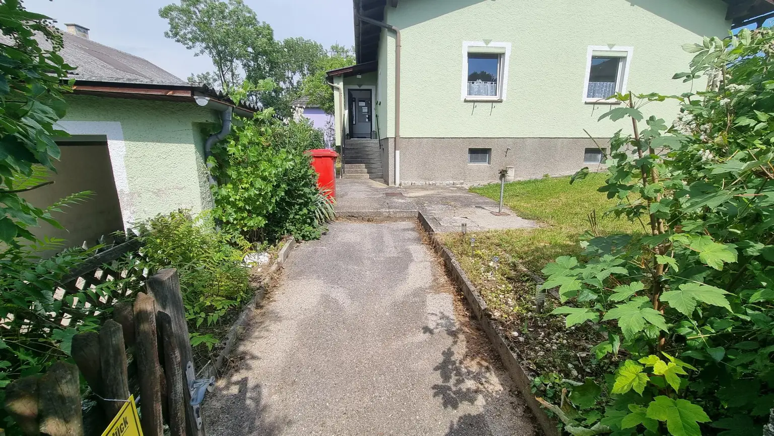 Charmantes Einfamilienhaus in ruhiger Grünlage – innen renoviert und bezugsbereit