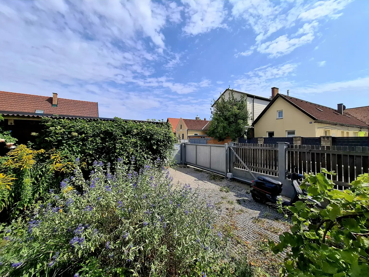 Vielseitig nutzbare Liegenschaft mit ausreichend Platz und herrlichem Blick auf die Hohe Wand