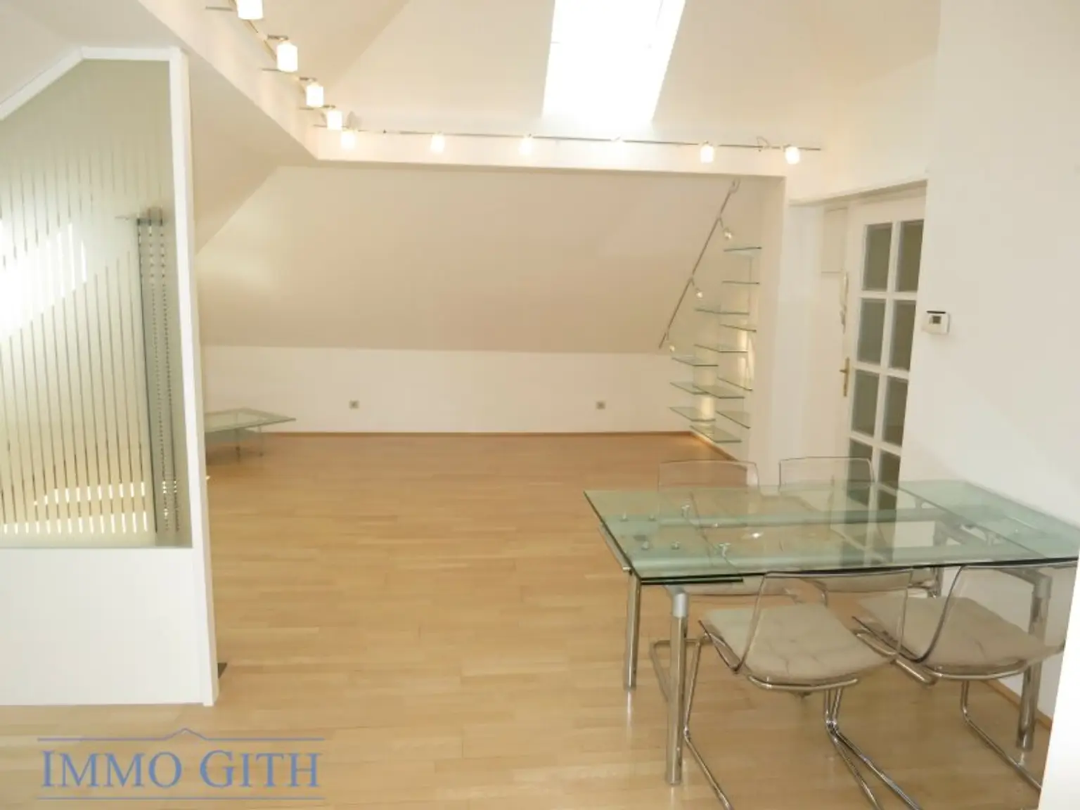 PROVISIONSFREI: PENTHOUSE MIT TERRASSE, LIFT UND KLIMA-ANLAGE IN HIETZINGER VILLA!