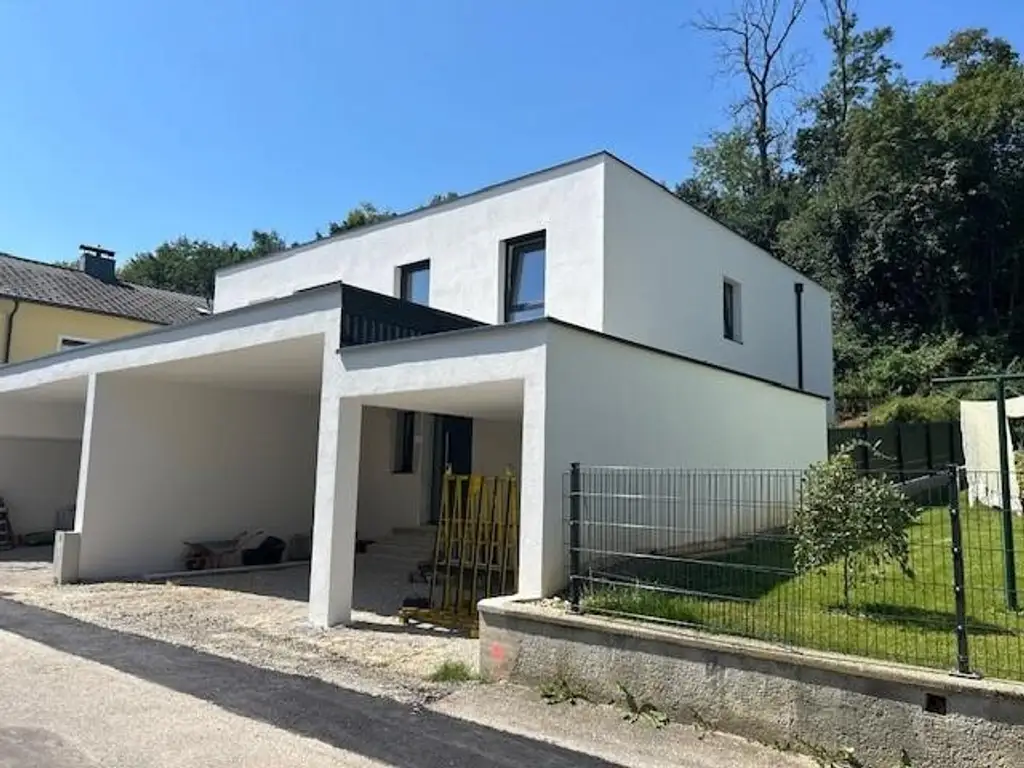 Neu gebaute Doppelhaushälfte mit großem 3fachcarport  in beliebter Siedlung