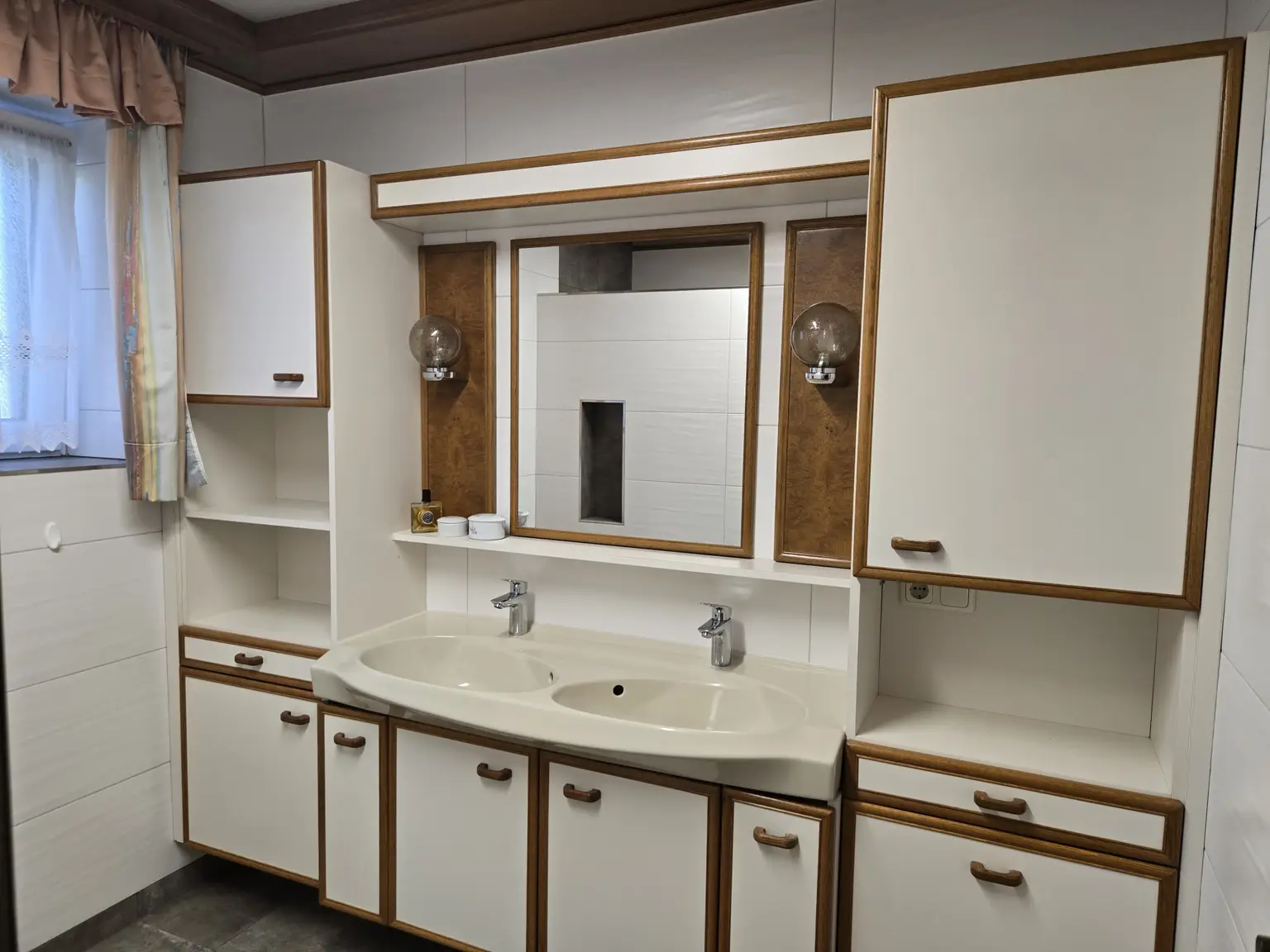 Badezimmer mit Waschbecken
