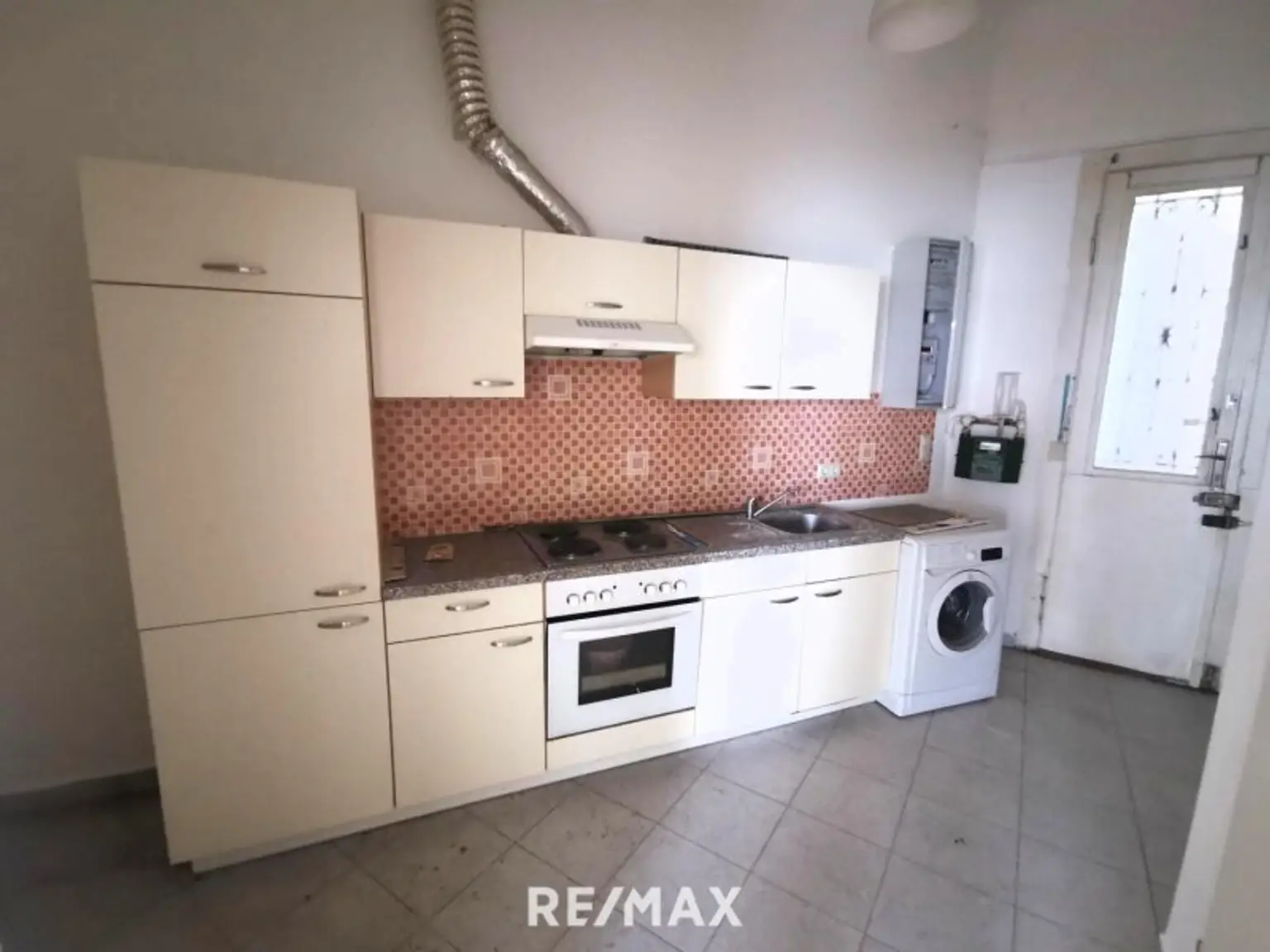 1 Zimmer Wohnungen, 2 Stück im gleichen Haus und Stock, zum sanieren.