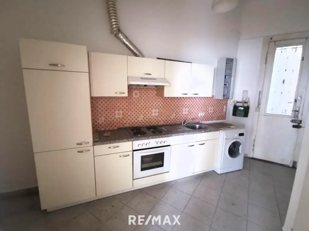 1 Zimmer Wohnungen, 2 Stück im gleichen Haus und Stock, zum sanieren.