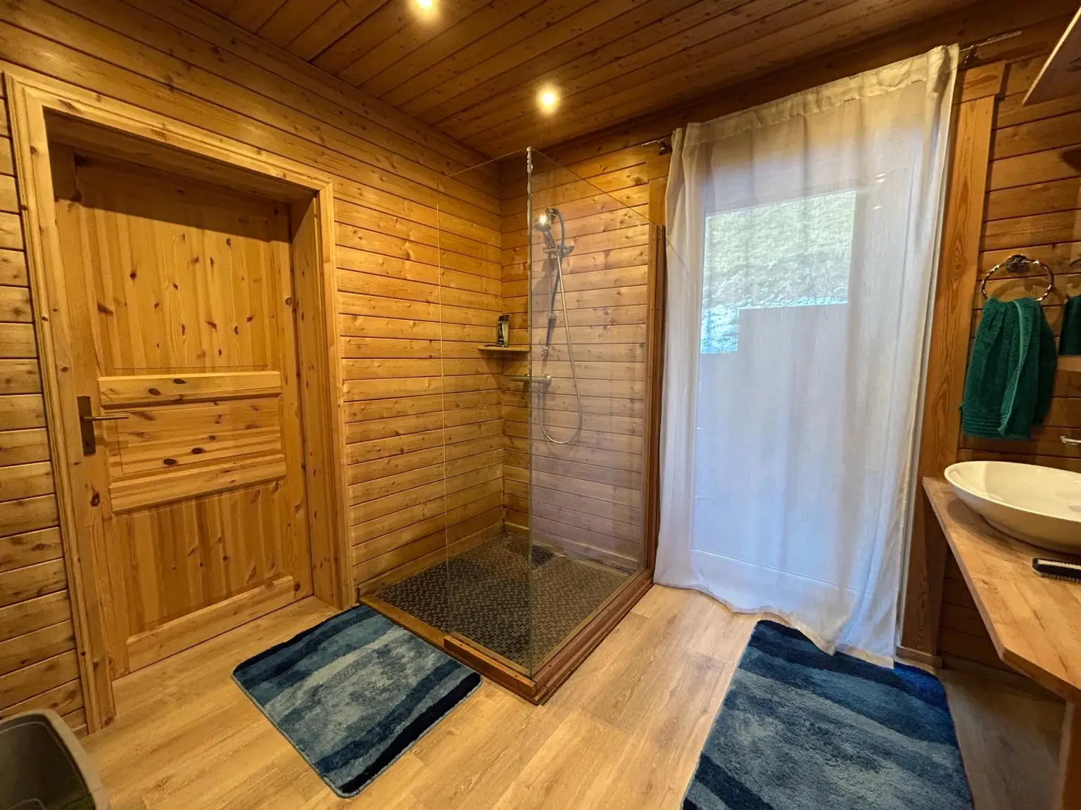 Badezimmer mit Dusche