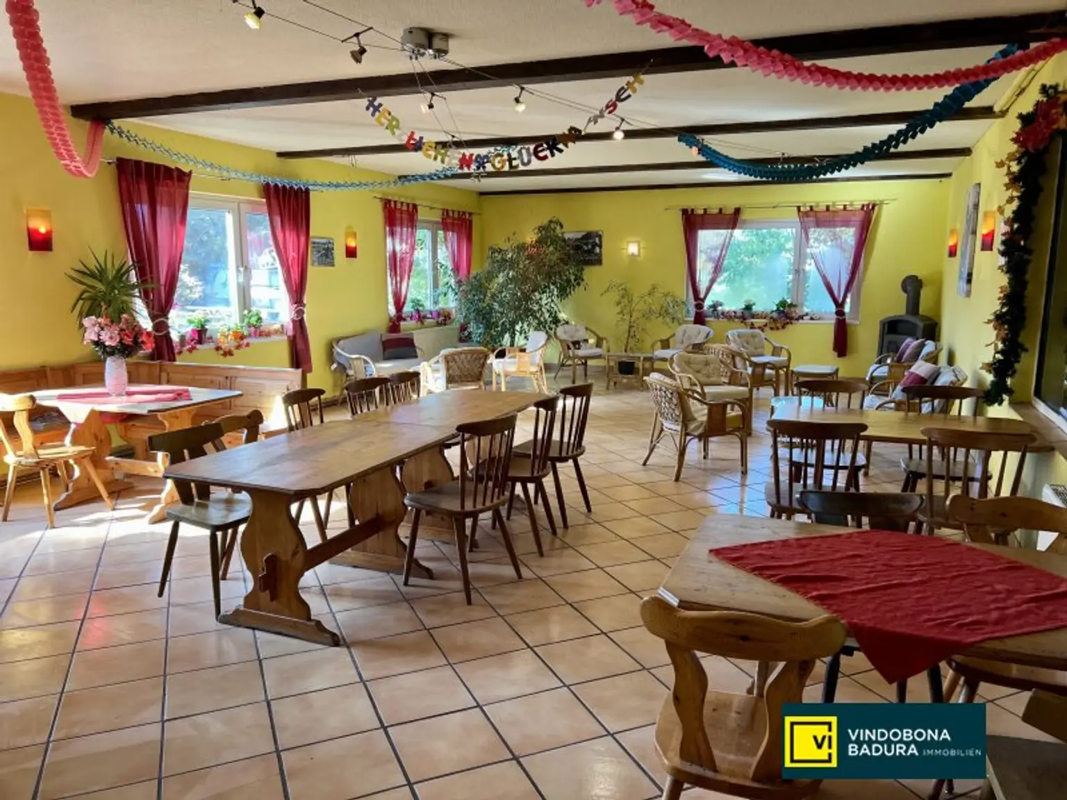 Exklusive Reitsportanlage vor den Toren Wiens – 145 Boxen | Reithallen | Reitplätze | Koppeln | Villa & Personalwohnungen