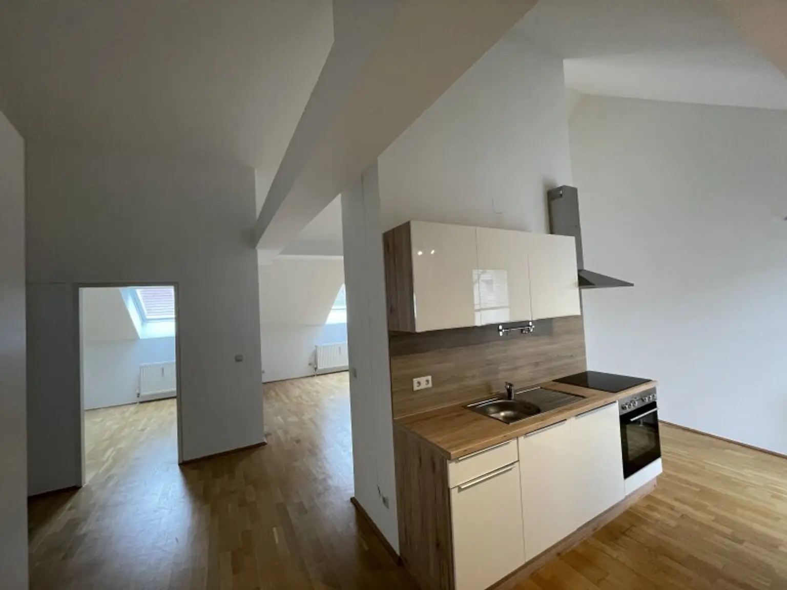 SANIERTE LUFTIGE DACHGESCHOSSWOHNUNG MIT BALKON - U4-NÄHE