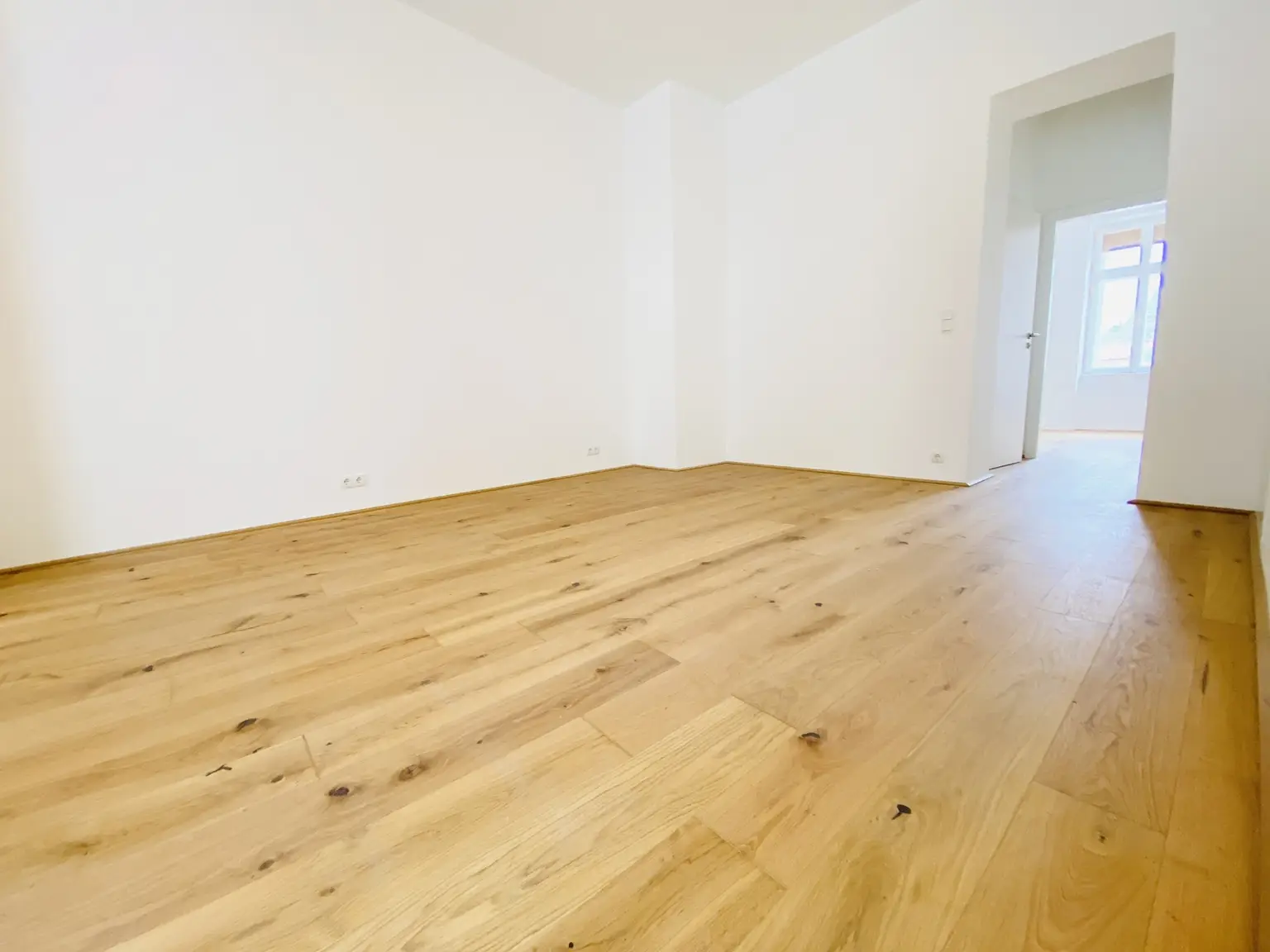 Exklusiver Erstbezug nach Sanierung - 3-Zimmerwohnung mit Freifläche in den ruhigen Innenhof
