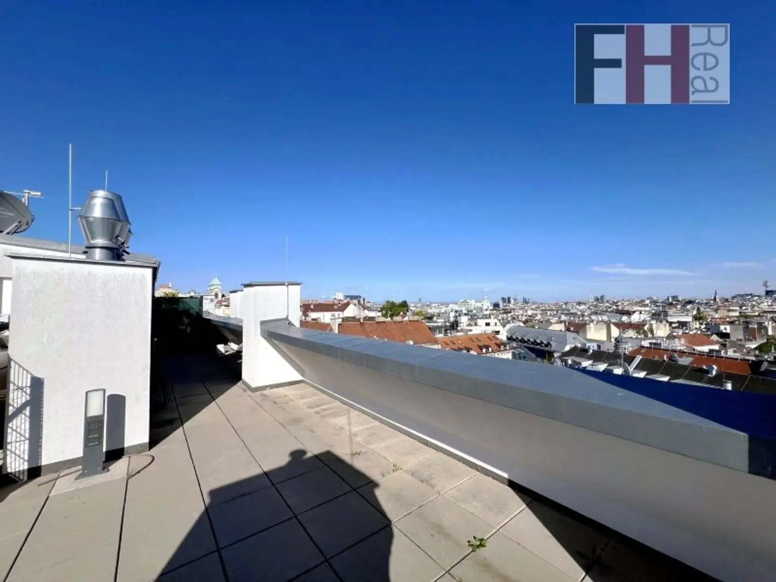 Neuwertige Dachgeschossmaisonette in Mariahilfer TOP-Lage, 2,5 Zimmer, 2 Terrassen Richtung Nord/West in ruhigen Innenhof!