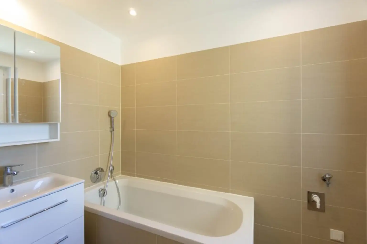 Badezimmer mit Wanne 6. Stock
