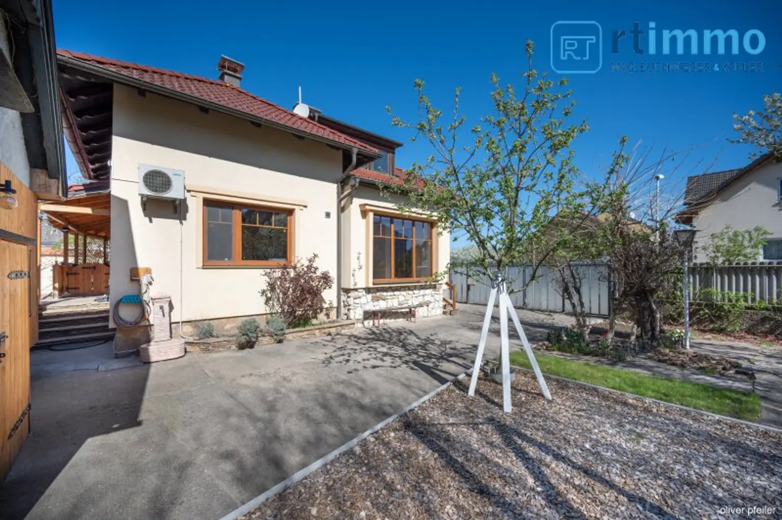 IHR FAMILIENDOMIZIL: KLIMATISIERTE GERÄUMIGE STADTVILLA MIT SCHÖNEM GARTEN, NEBENGEBÄUDEN UND SPIELPLATZ