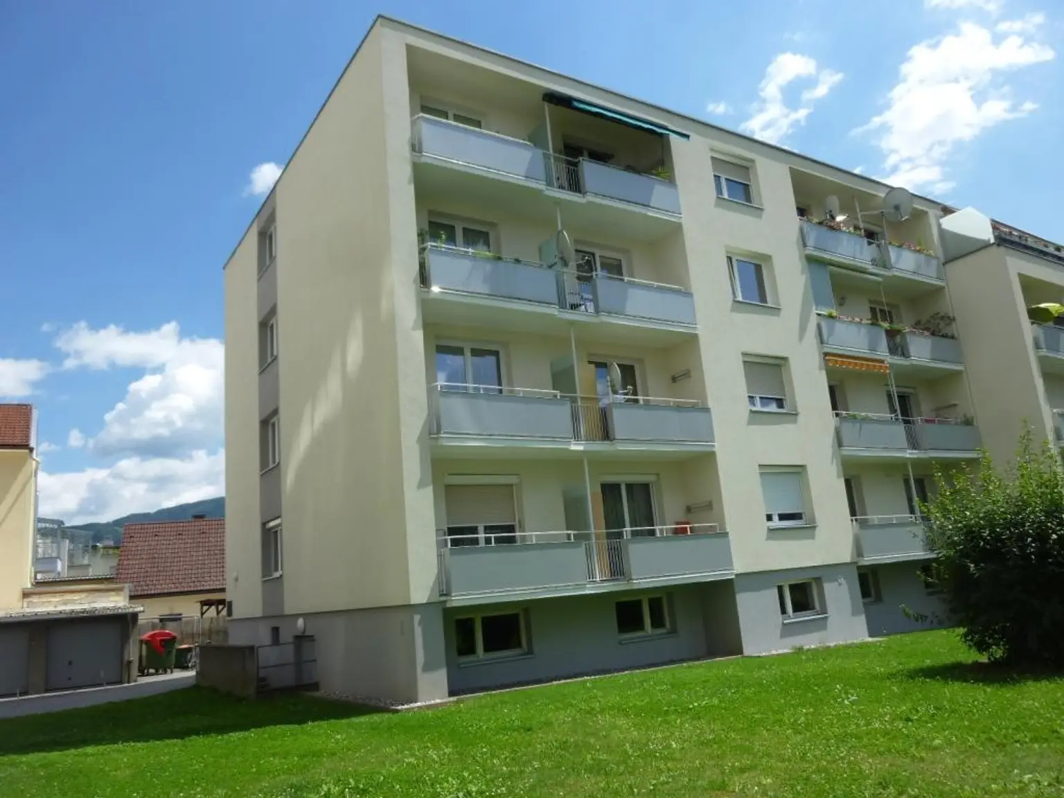 Sonnige 2,5-Zimmer-Wohnung mit Loggia und Garage!