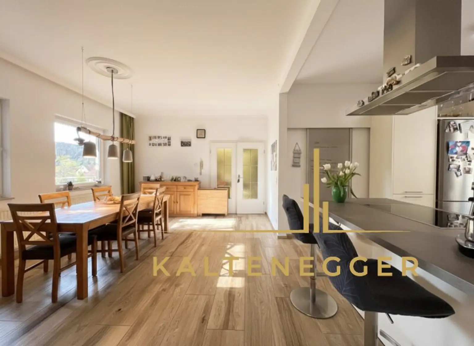 Klosterneuburg: Großzügiges Anwesen mit 2 Wohneinheiten, Indoorpool und 3.606 m² Grundstück