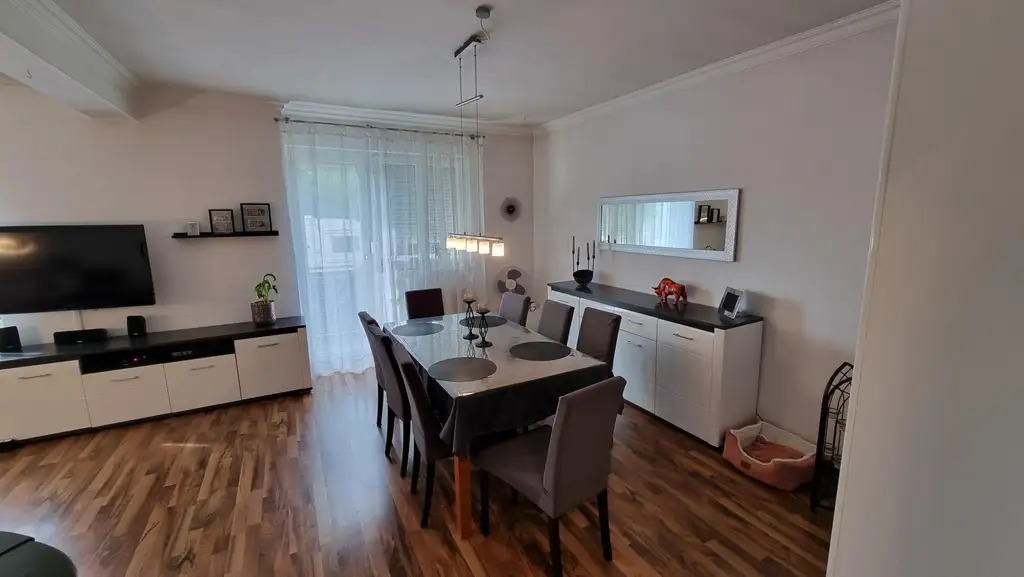 Einfamilienhaus mit Pool und großem Garten in verkehrsgünstiger Lage