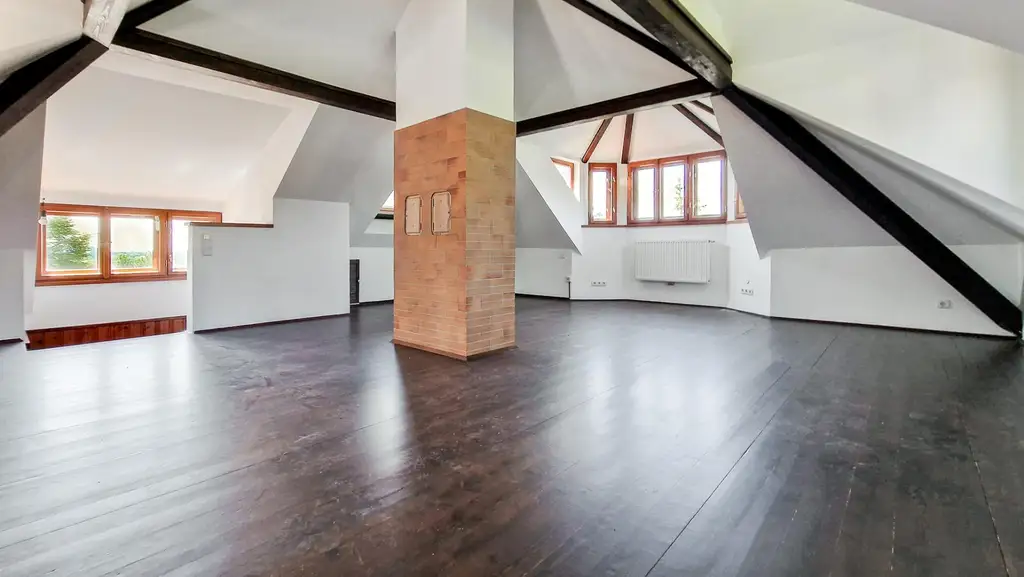 Grüne Oase in Prestige-Lage, Stilvilla mit ca. 1.600 m² Grund, Gästehaus, 2 Garagen und großem Pool
