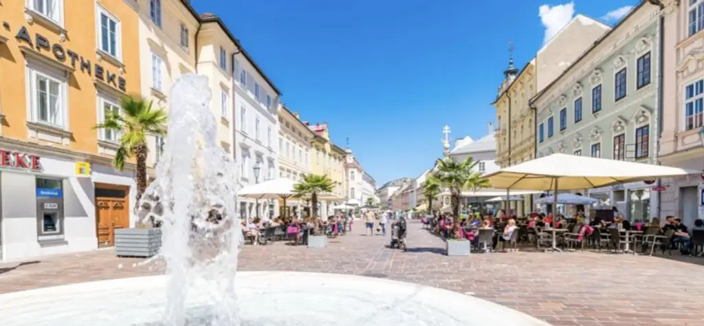 Grünblick. Südseitige 4 Zimmer-Wohnung plus Wintergarten nahe Wörthersee. Keller. Garage. WG-Eignung. Vermietet bis 03/2027.