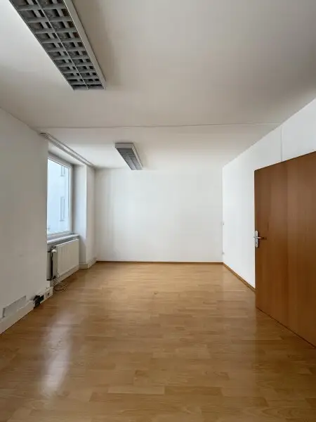 Repräsentative Büro mit Stellplatz- oder Praxisfläche in 1040 Wien
