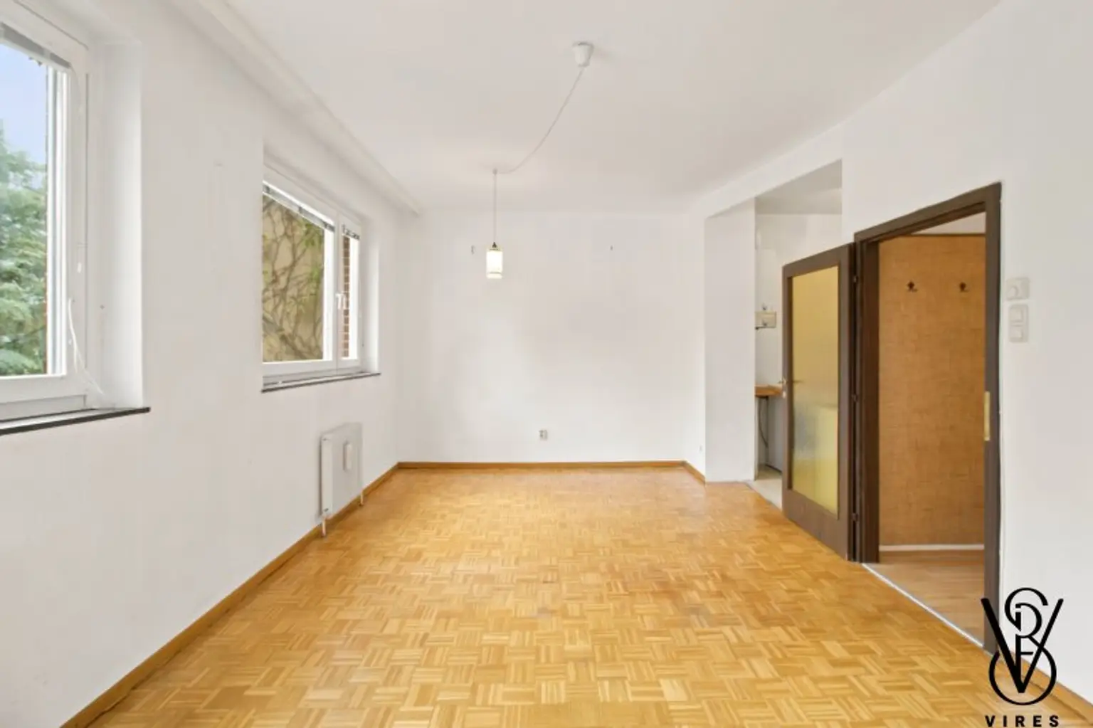 1. Stock: Wohnzimmer mit Blick zu Kochnische und Vorraum