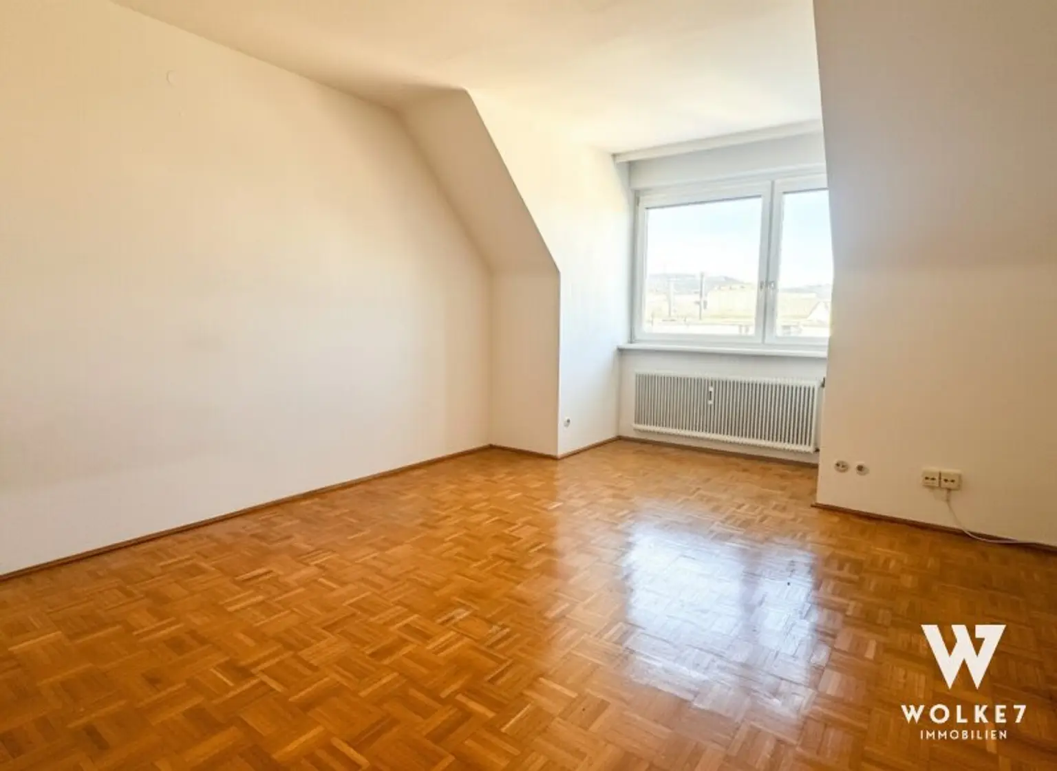 Lichtdurchflutete 2 Zimmer-Dachgeschosswohnung mit viel Potential und Cobenzl-Blick