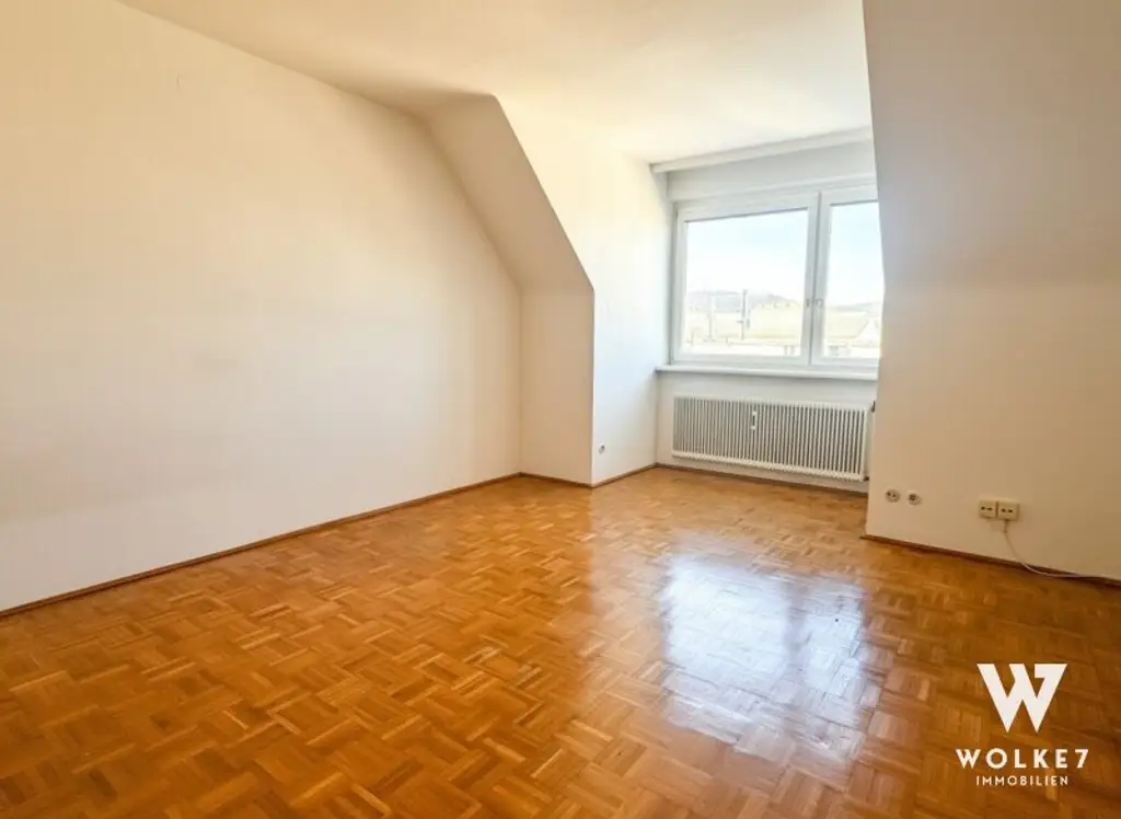 Lichtdurchflutete 2 Zimmer-Dachgeschosswohnung mit viel Potential und Cobenzl-Blick
