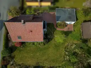 Hausansicht mit Garten