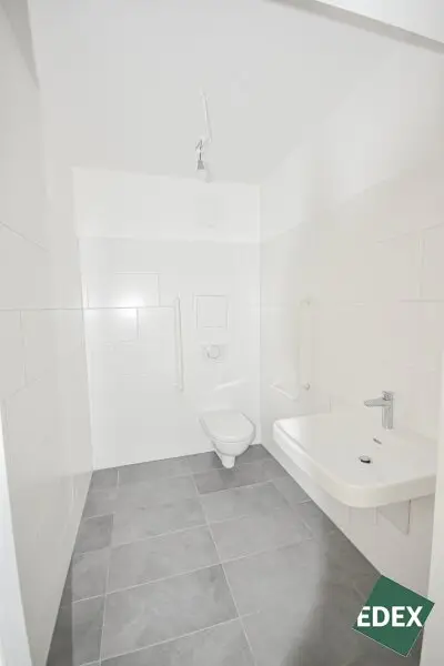 Moderne Geschäftsfläche in Neubausiedlung nahe Badeteich Hirschtetten