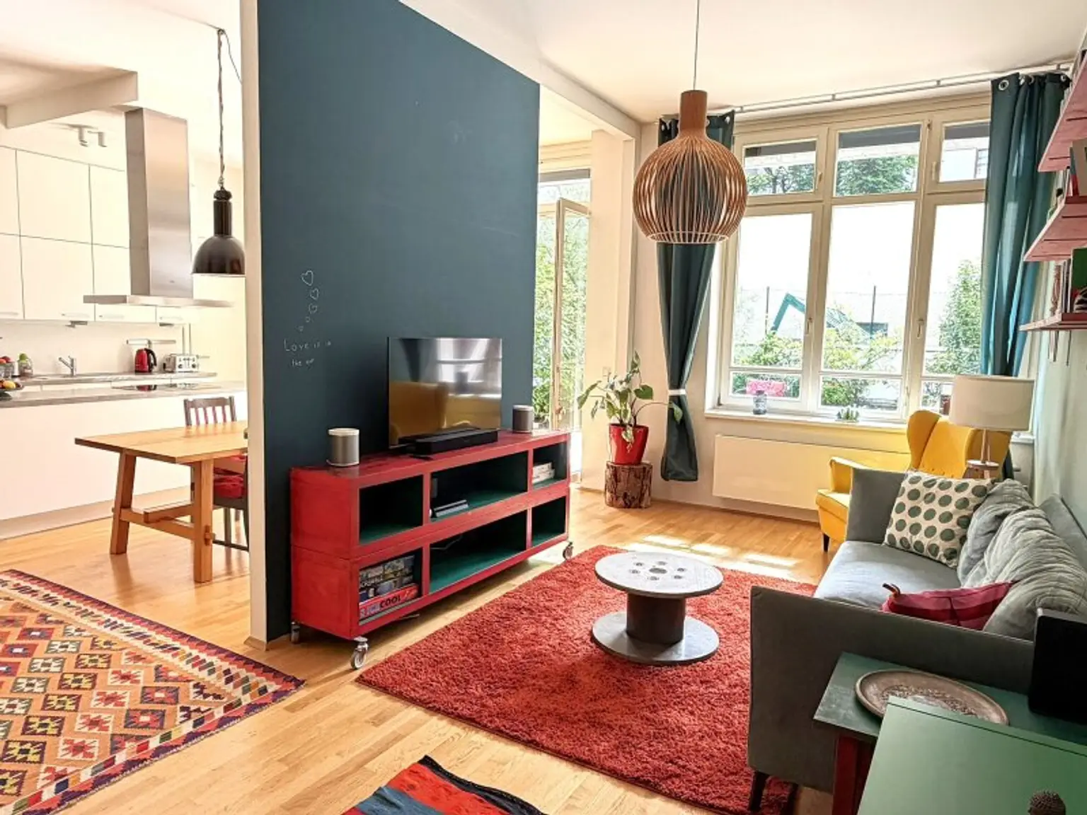 Wohnzimmer mit Blick in Küche