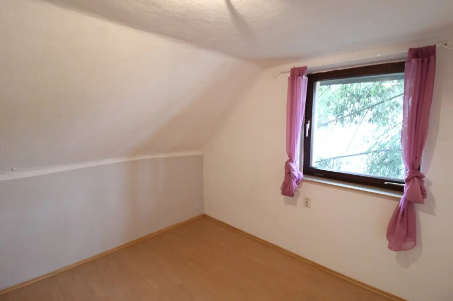 WAIDMANNSDORF  -  Sanierungsbedürftiges Haus in Aussichtslage!
