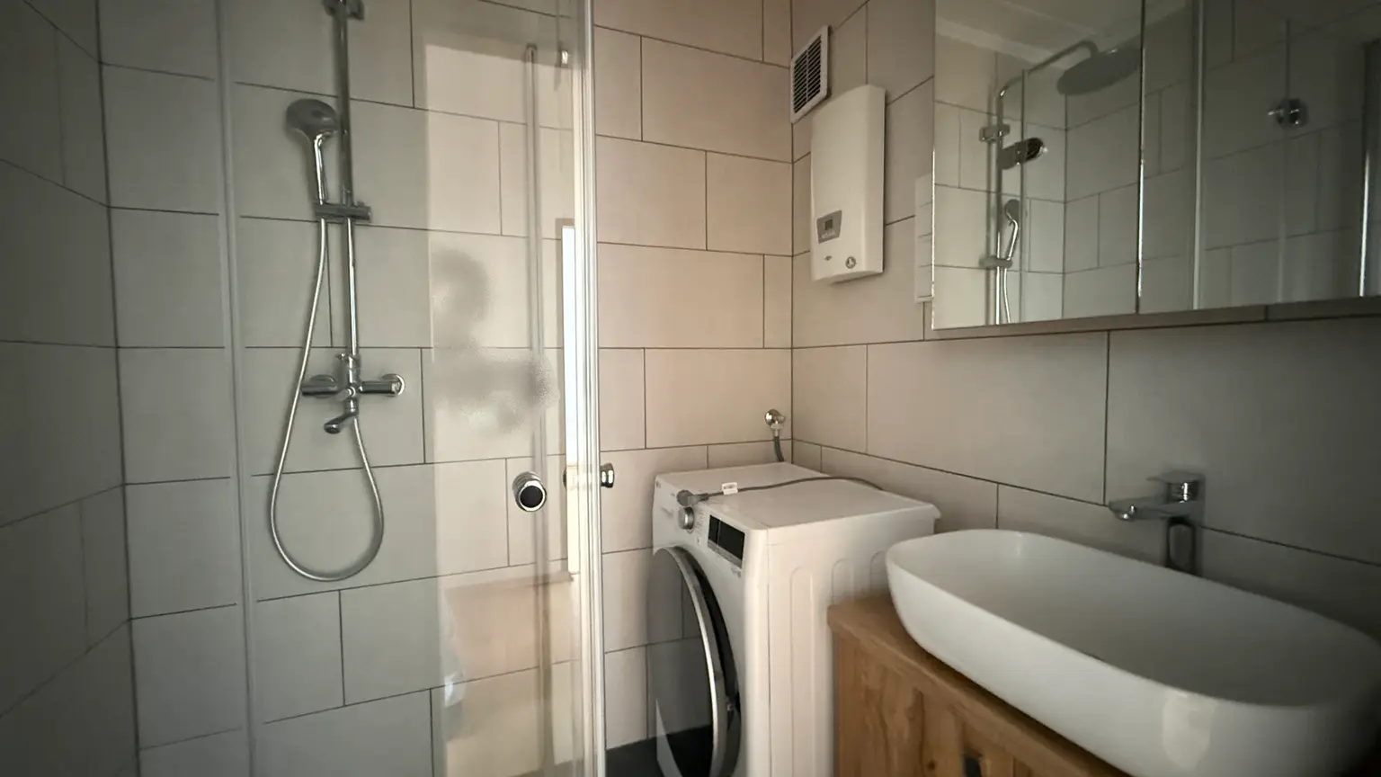 Badezimmer mit Dusche und Fußbodenheizung