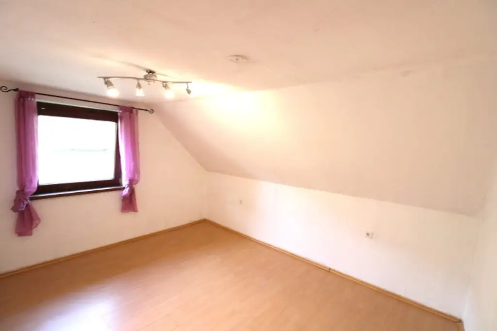 WAIDMANNSDORF  -  Sanierungsbedürftiges Haus in Aussichtslage!