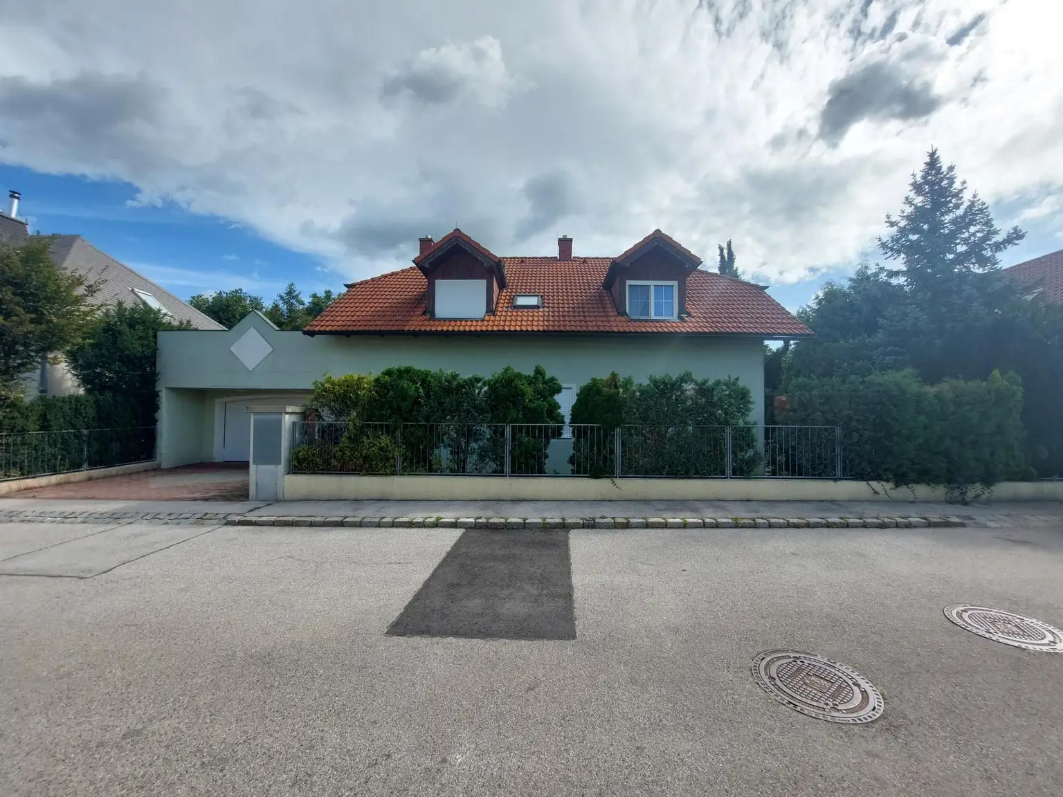 Einfamilienhaus mit Doppelgarage und Schwimmhalle in Guntramsdorfer Bestlage