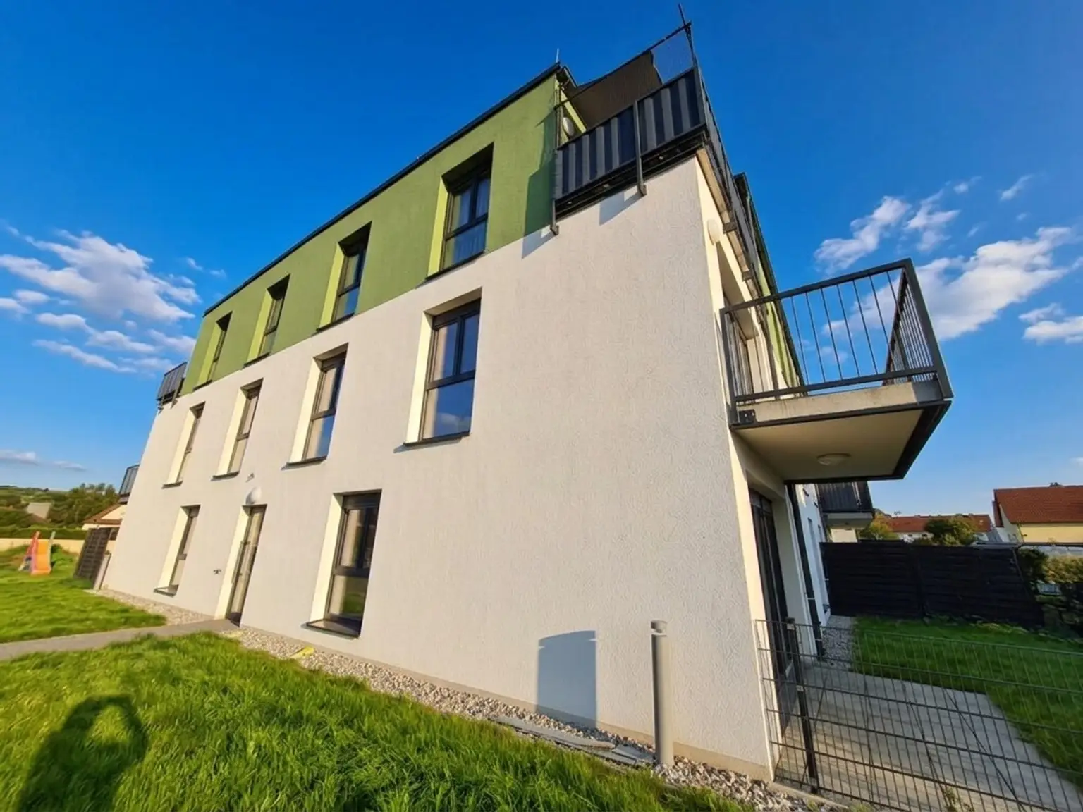 Neubau: Ca. 73 m² Wohnung mit ca. 43 m² Eigengarten