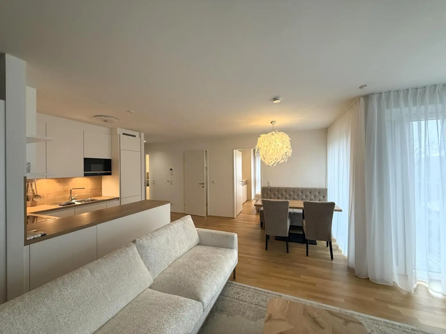 Exklusiv und komplett möblierte 3-Zimmer-Terrassenwohnung für gehob. Ansprüche // Excl. and fully furnished 3-room terr. apt for discerning tastes //