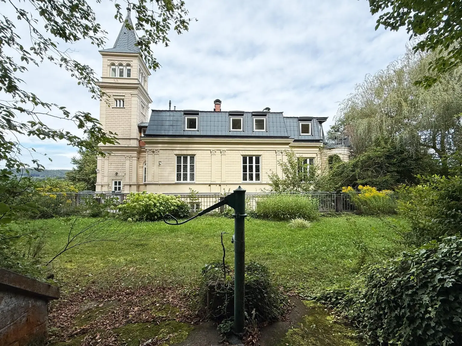Exklusives Dachgeschoß-Juwel in historischem Gebäude mit großem Gartenanteil