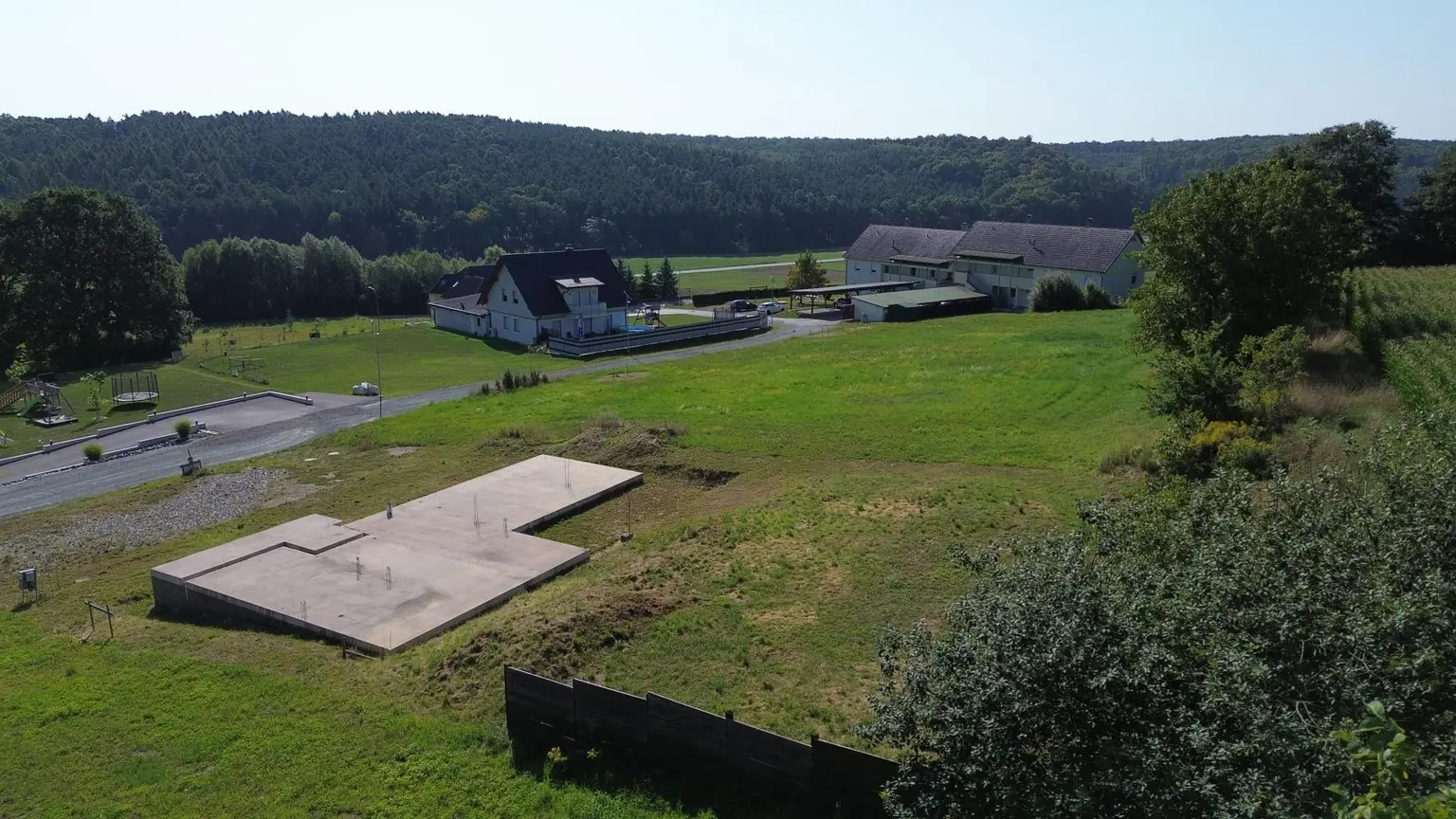 sehr sonniges und ruhiges Baugrundstück mit Bodenplatte