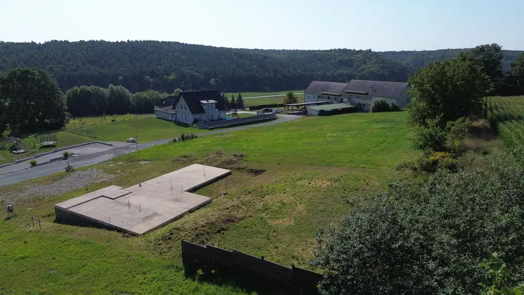 sehr sonniges und ruhiges Baugrundstück mit Bodenplatte