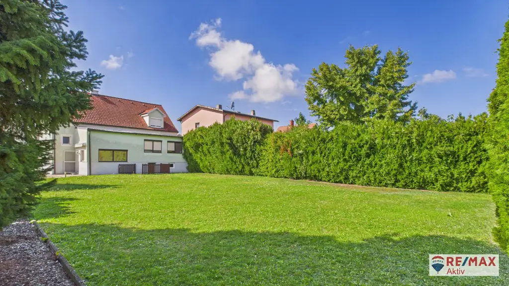 Großzügiges Ein- bzw. Zweifamilienhaus mit großem Garten und Garage