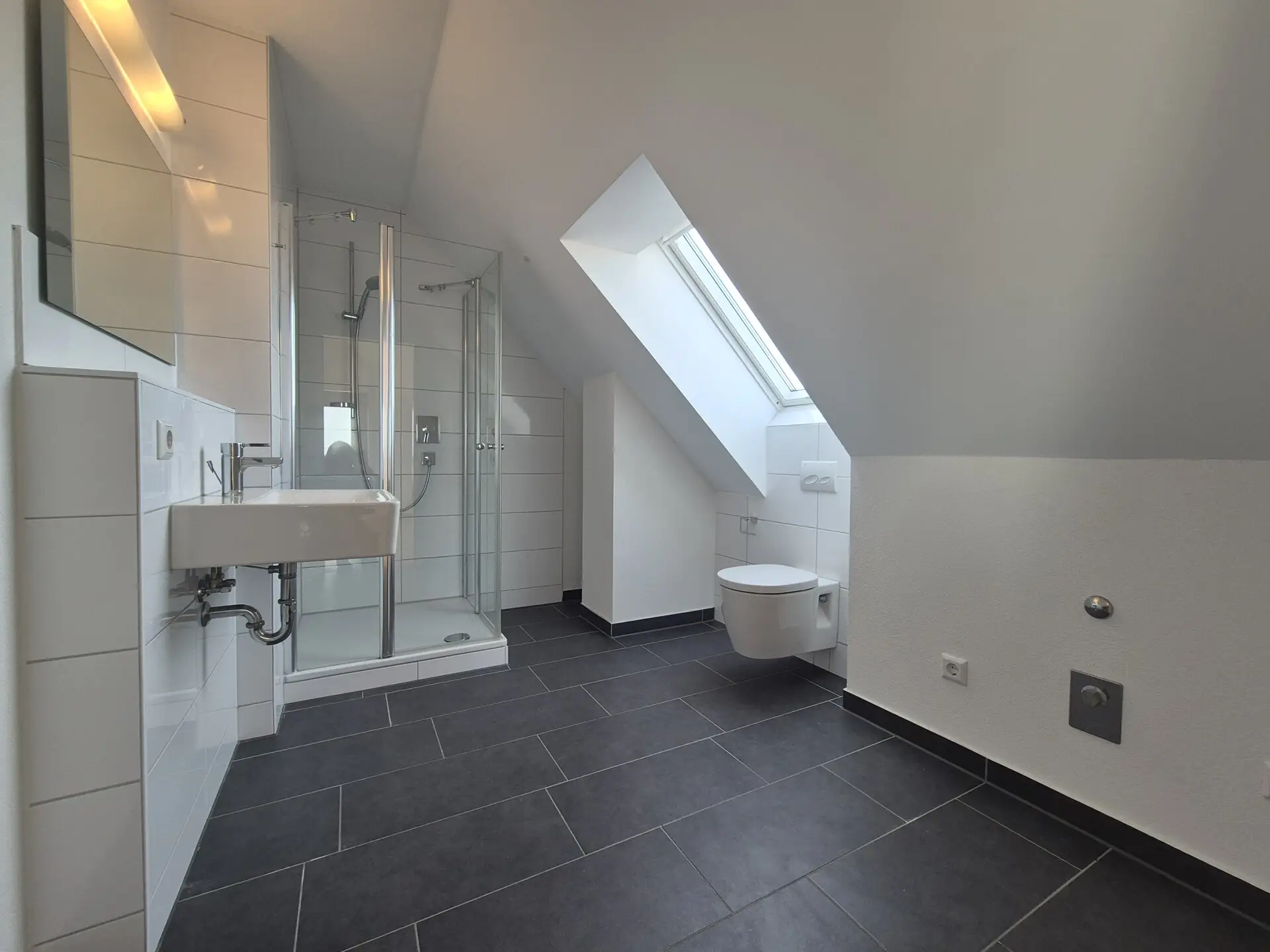 bathroom 2 on 2nd floor with washing place