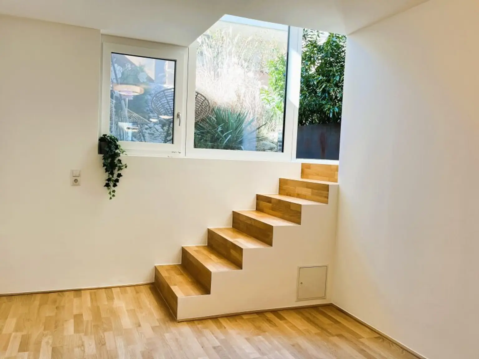 Stiegenaufgang mit Zugang zu West-Garten mit Terrasse