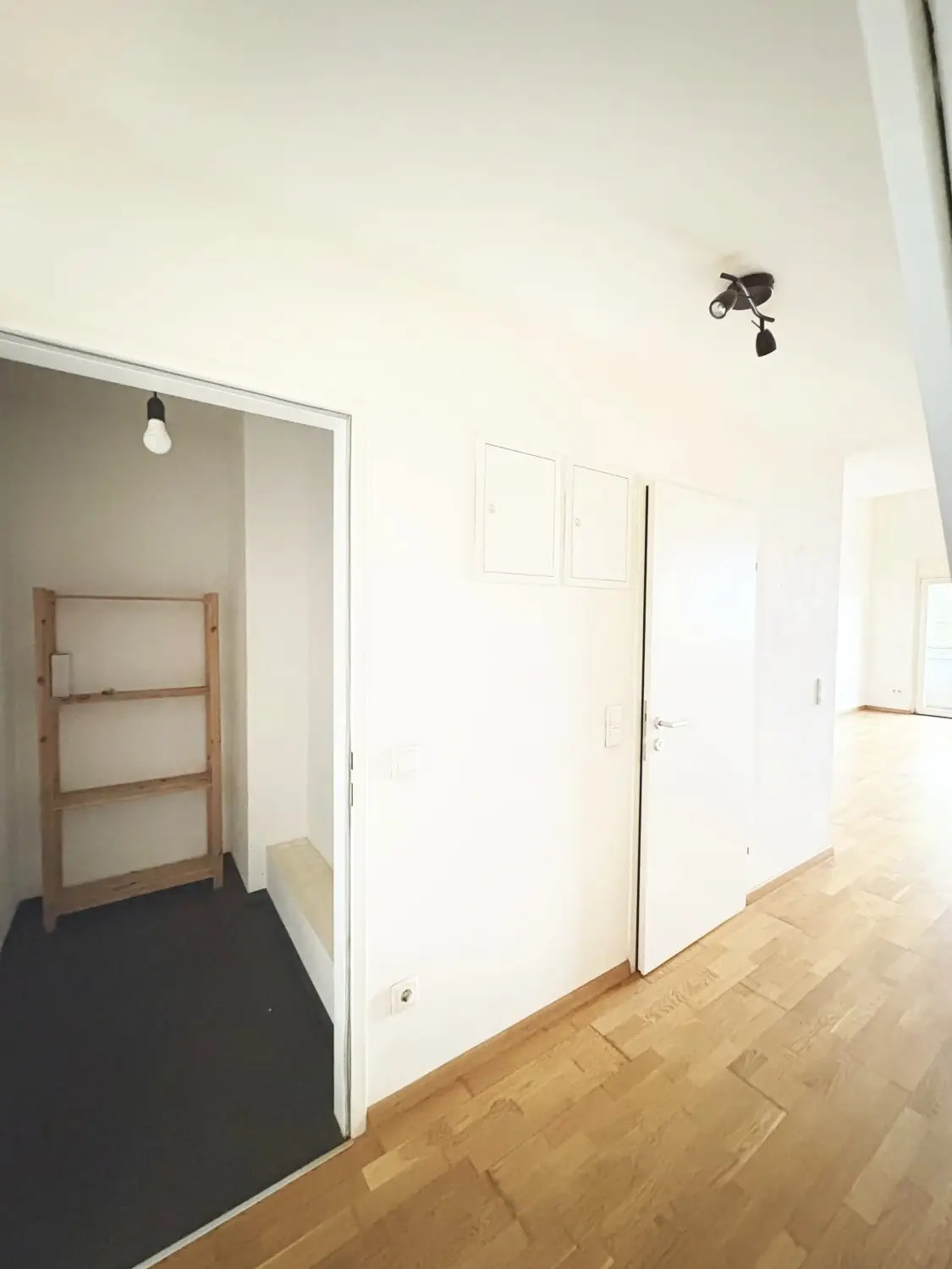 Helle Loggiawohnung mit 3 Zimmern, nähe U2-Station Aspernstraße!
- Achtung Finanzierungsbeitrag!