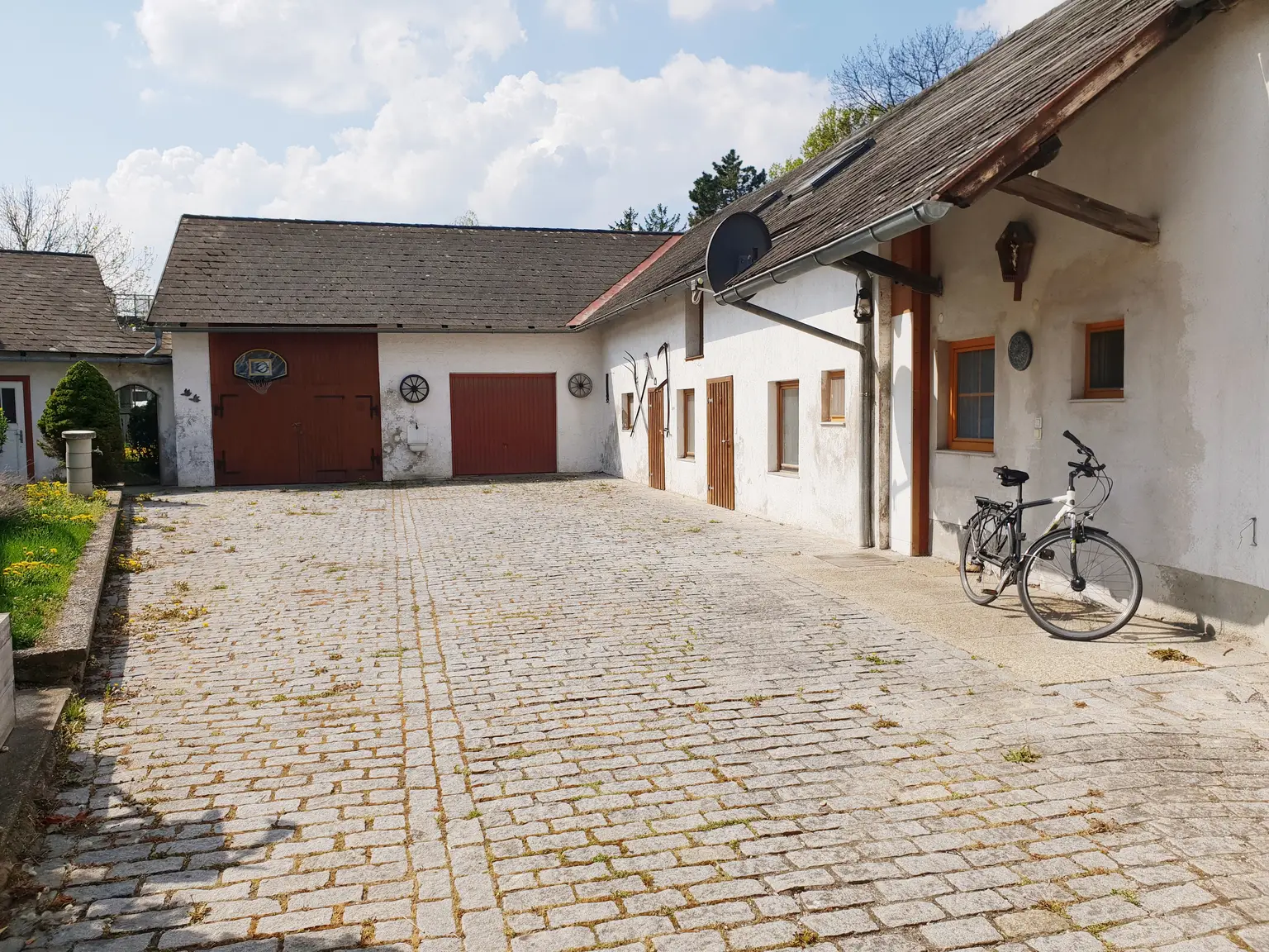 Bauernhaus mit zwei Wohneinheiten + Nebengebäude!