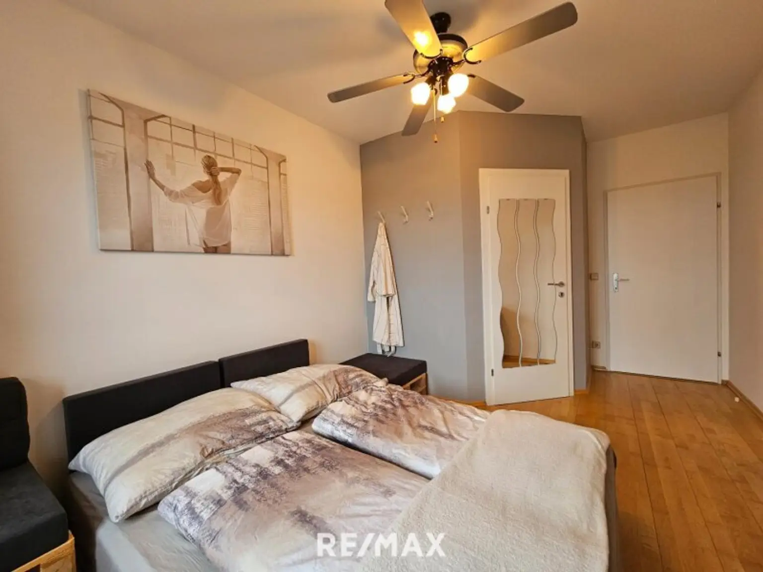 Schlafzimmer mit Schrankraum