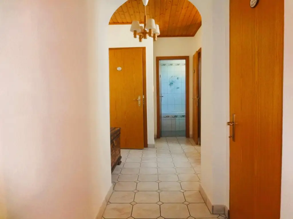 GEDIEGENES HAUS MIT ZWEI WOHNEINHEITEN UND GROSSEM GARTEN!