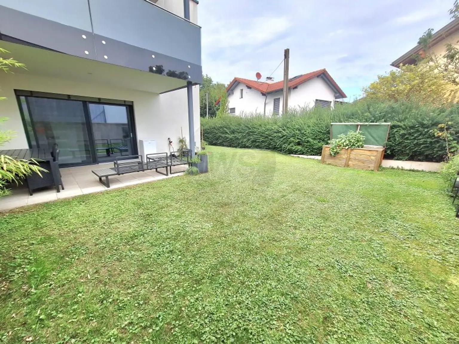 Moderne Gartenwohnung mit überdachter Terrasse & Garage in Andorf