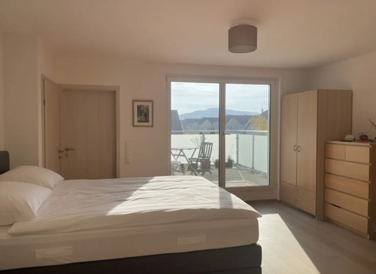 Modernes Familienhaus (2019) mit 6 Zimmern, Wohnkeller, Dachterrasse, Garten und 2 Stellplätzen