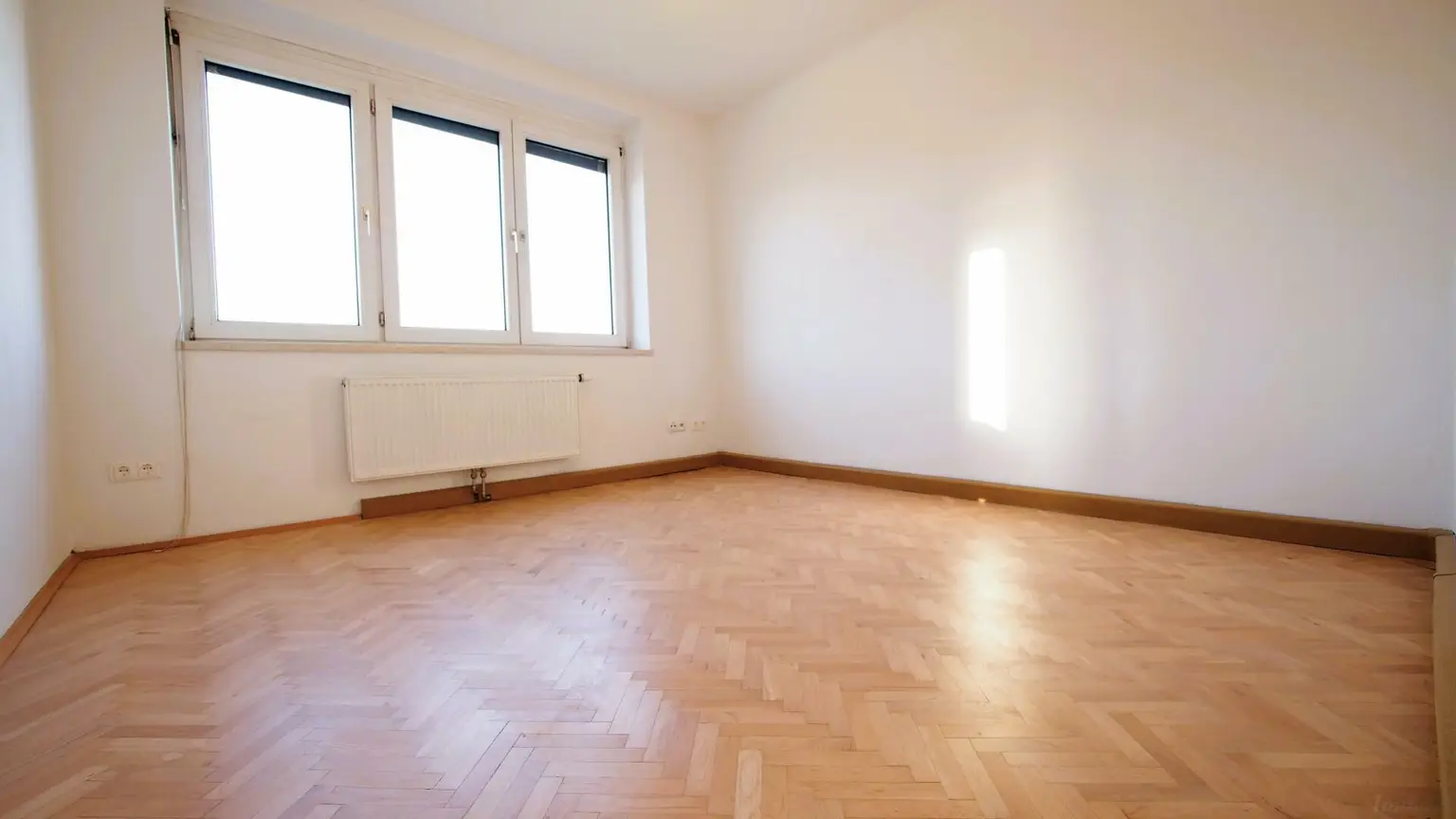 helles Schlafzimmer mit Rollo