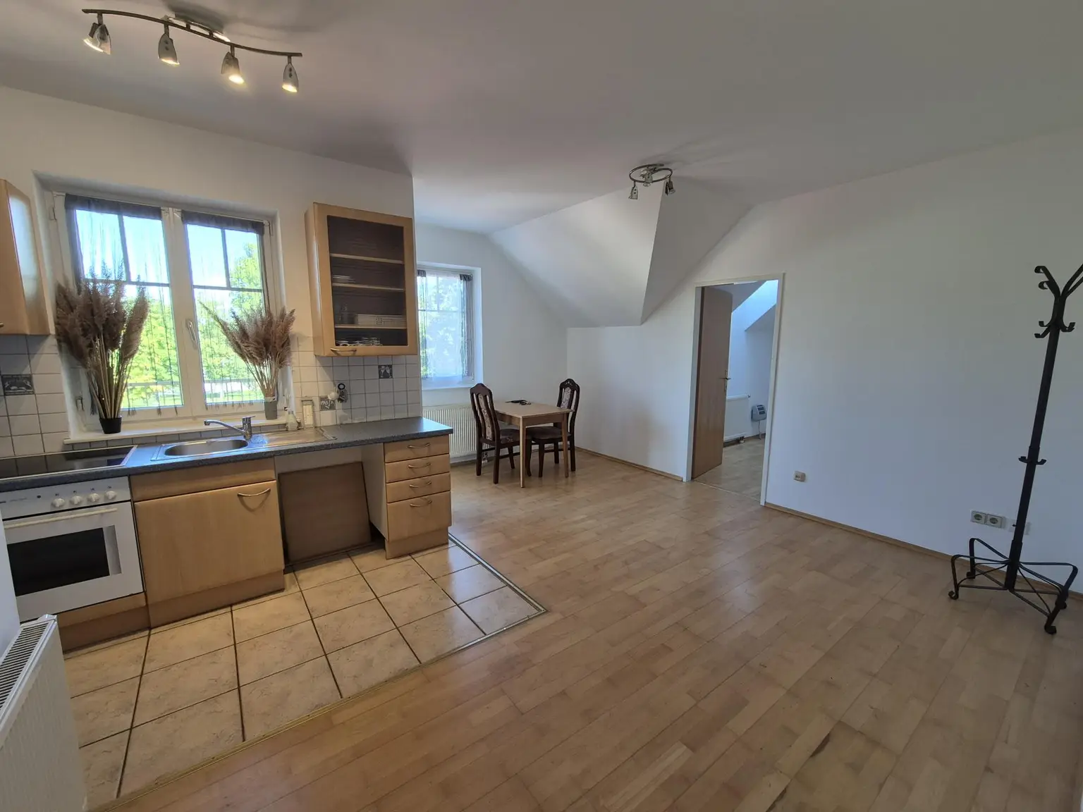 GUT GESCHNITTENE HELLE 2 ZIMMER WOHNUNG MIT LOGGIA UND KFZ-ABSTELLPLATZ