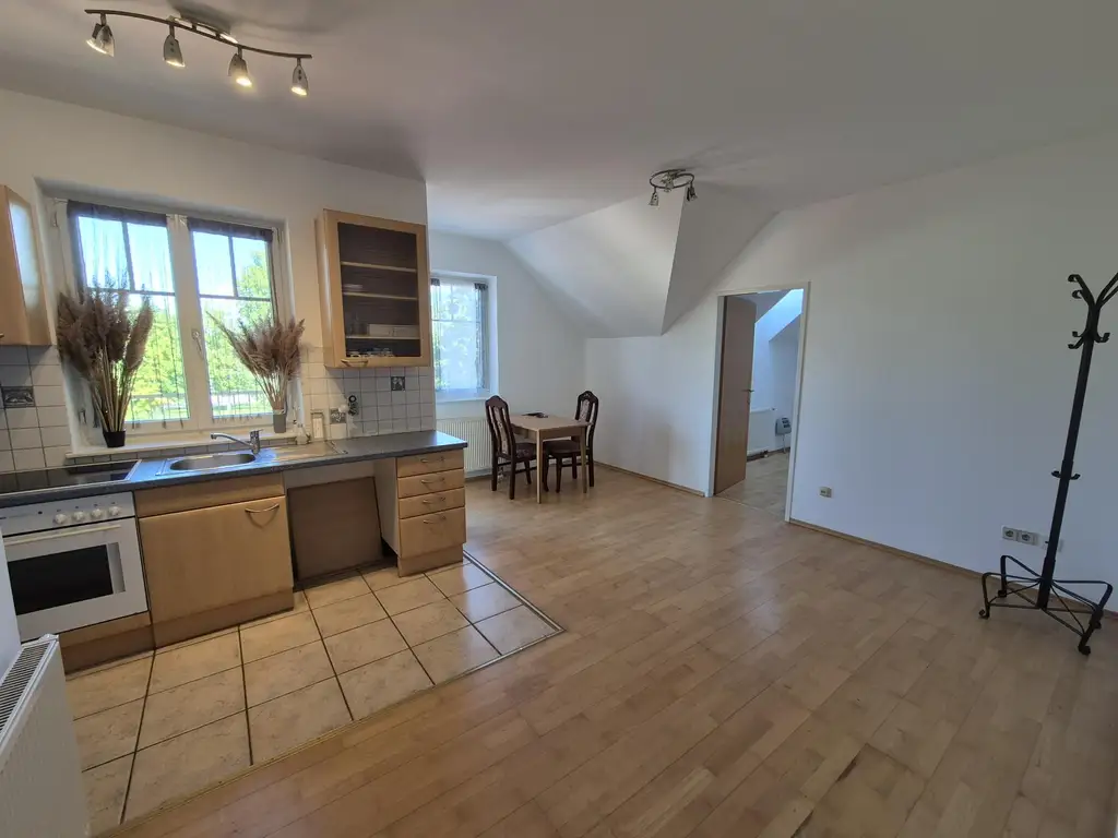 GUT GESCHNITTENE HELLE 2 ZIMMER WOHNUNG MIT LOGGIA UND KFZ-ABSTELLPLATZ