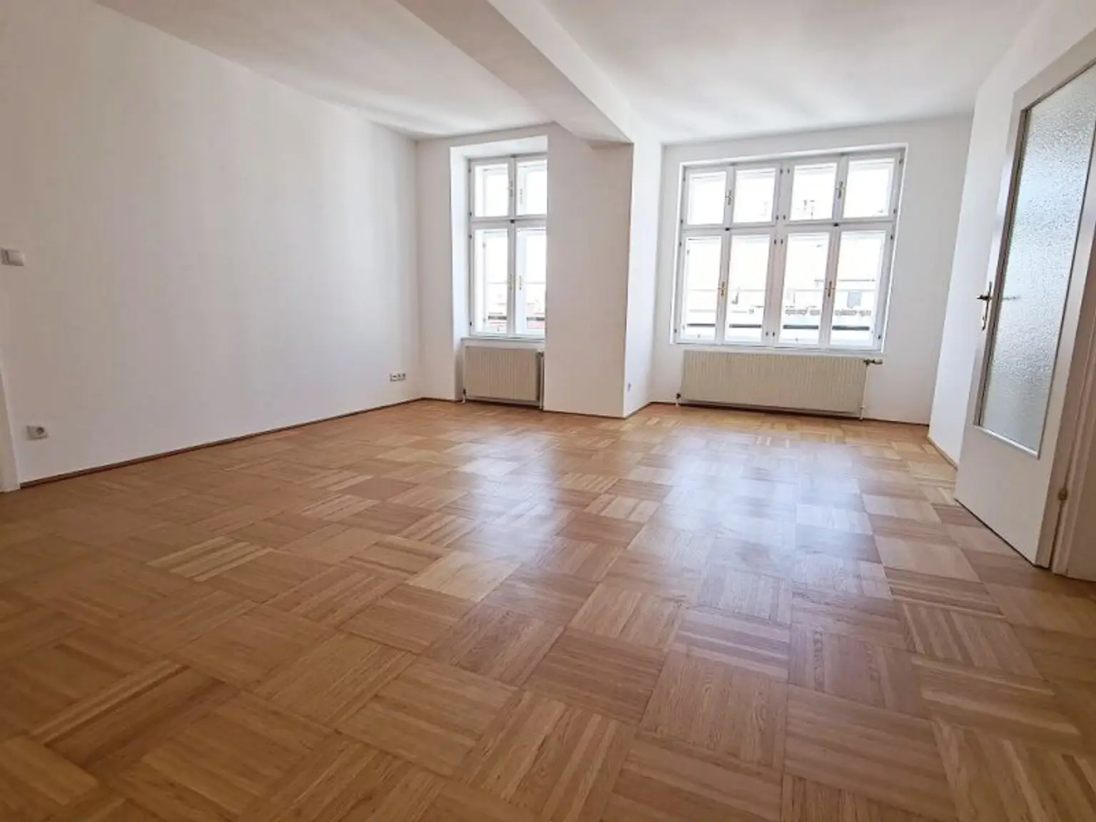 SPITTELBERG, teilsaniertes 84 m2 Dachgeschoß, 3 Zimmer, Extraküche, Wannenbad, Parketten, WG-geeignet, MQ-Nähe