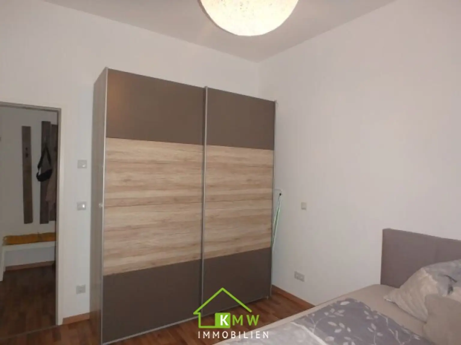 Lichtdurchflutete, moderne 2 Zimmer Wohnung mit Terrasse und 2 Tiefgaragenplätze
